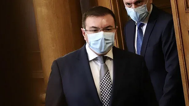 Здравният министър: Почва третата вълна на вируса