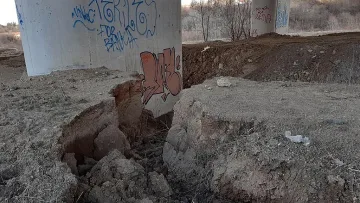 Критична ситуация! Река подкопа мост на "Струма"