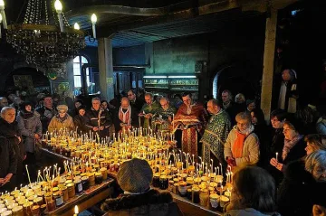 Стотици буркани с мед светнаха за Чуминден