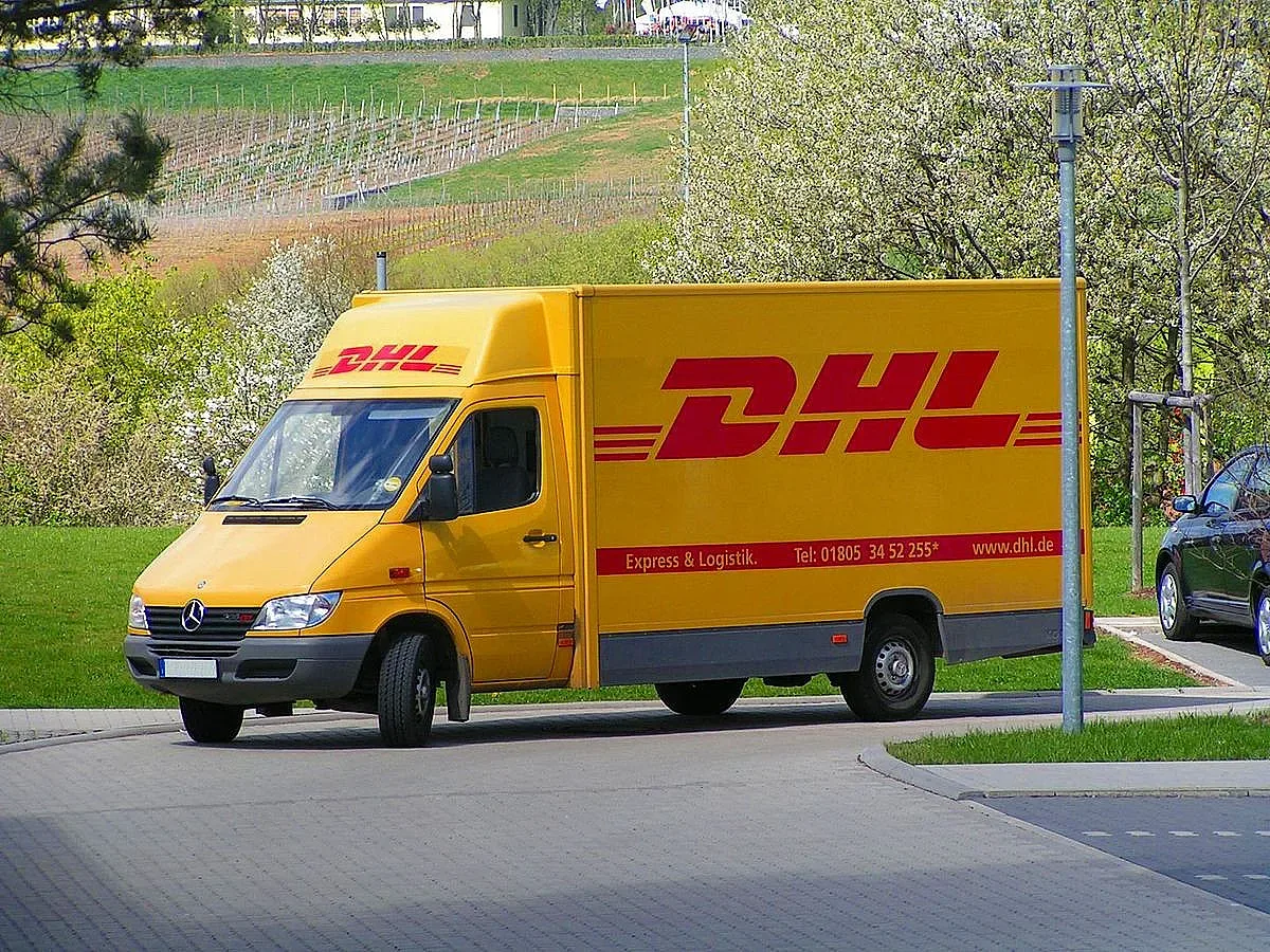 Коли на DHL и МВР возят ваксините по страната