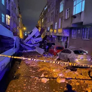 Бурята стигна Истанбул. Помете го (ФОТО)