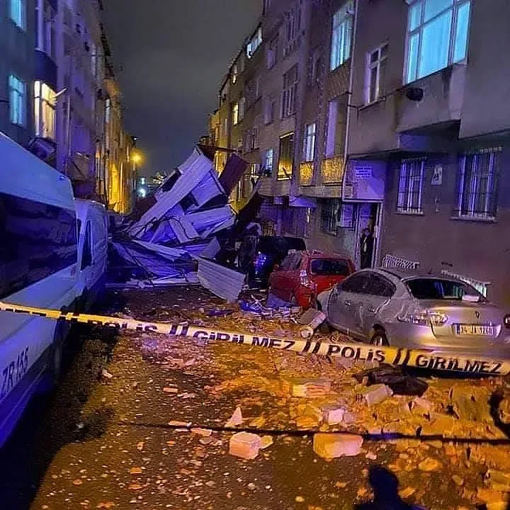 Бурята стигна Истанбул. Помете го (ФОТО)