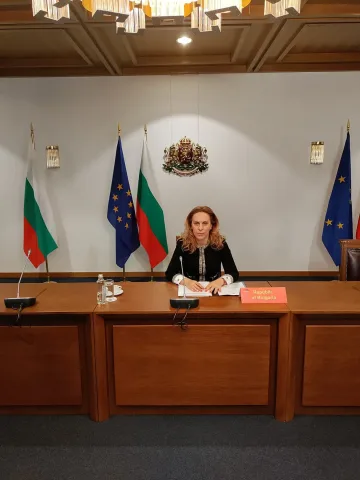 Николова с 2 предложения към Китай