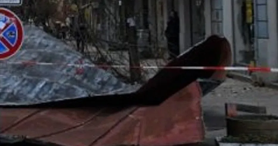 Адски тътен в Несебър.Покрив падна на булевард