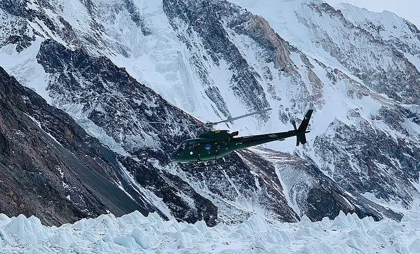 К2 зарови в преспите тримата алпинисти