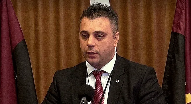 Депутат и активист на джендърите в лют скандал