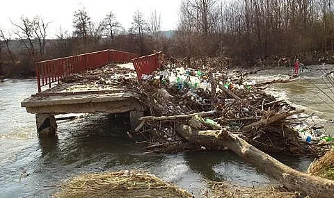 Събраха 1 тон боклуци, плуващи в Струма