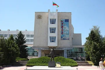 В УНСС пускат студентите без изпити
