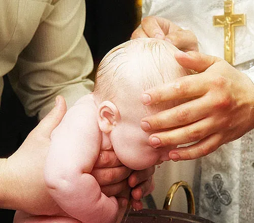 Бебе почина след кръщене в купел пълен с вода