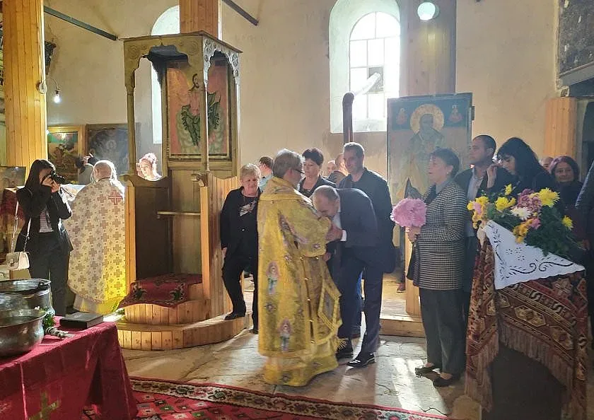 Опасният флирт на Радев с Бога