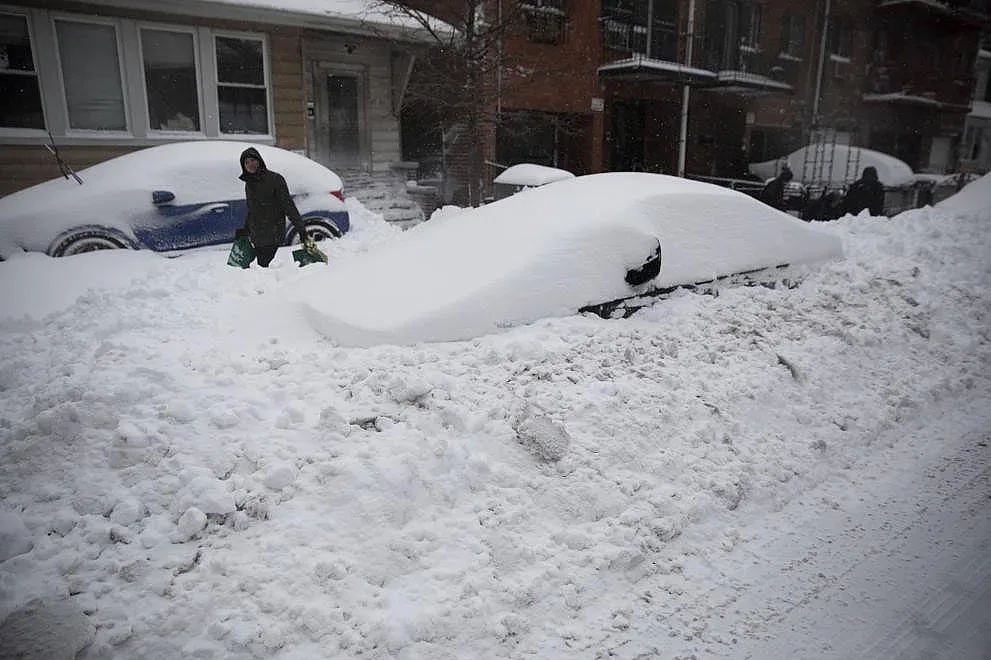 Ню Йорк в снежен капан. Има жертва /СНИМКИ/