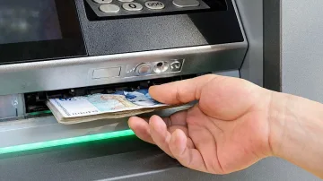 Вдигат заплатите на старите чиновници