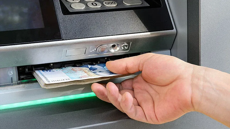 Вдигат заплатите на старите чиновници