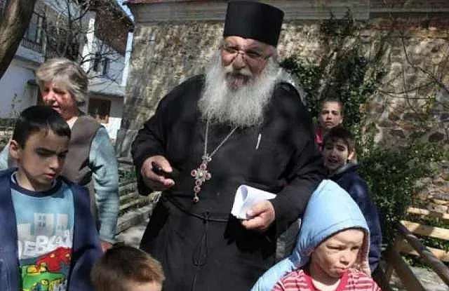 Магистрати помагат на отец Иван