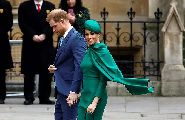 Хари сам ще гостува на баба си, Меган и Арчи в САЩ