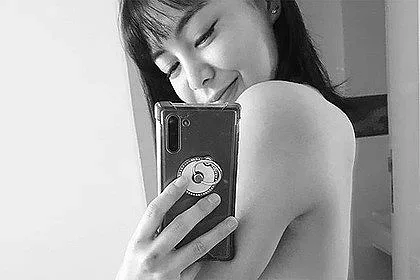 ММА боец се снима топлес, показва татуси