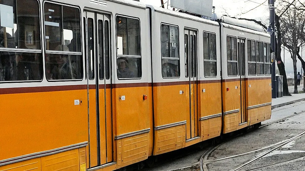 Гамен пуши в трамвай, рита жена