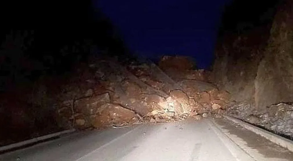 Адско свлачище затвори пътя в Искърското дефиле