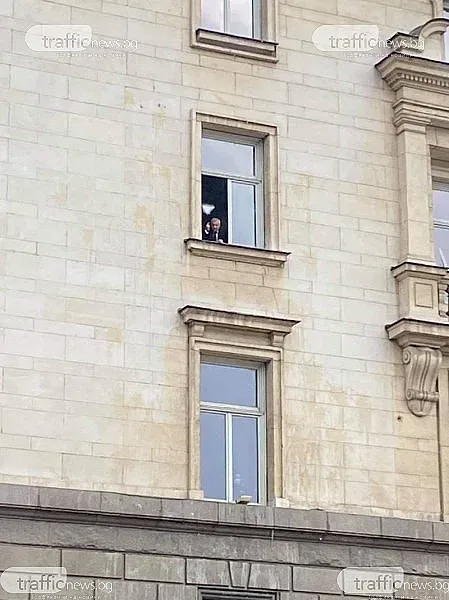 Скандал. Заведения, Симеонов и среден пръст