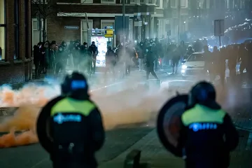 70 задържани при протестите в Нидерландия