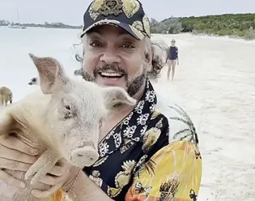 Киркоров храни прасета на Бахамите