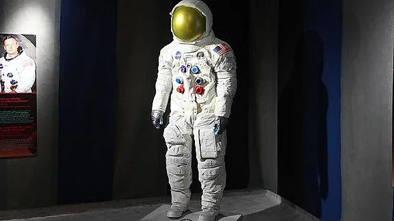 Скафандърът на Нийл Армстронг пристигна в София