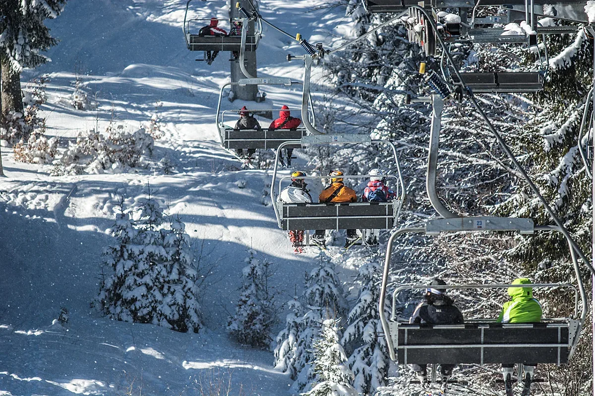 12 писти работят от утре на Пампорово