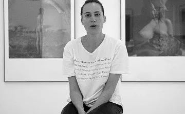 Париж хвали музата на Камен Во