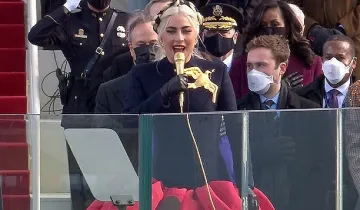 Лейди Гага като Статуята на Свободата. Изпя химна!