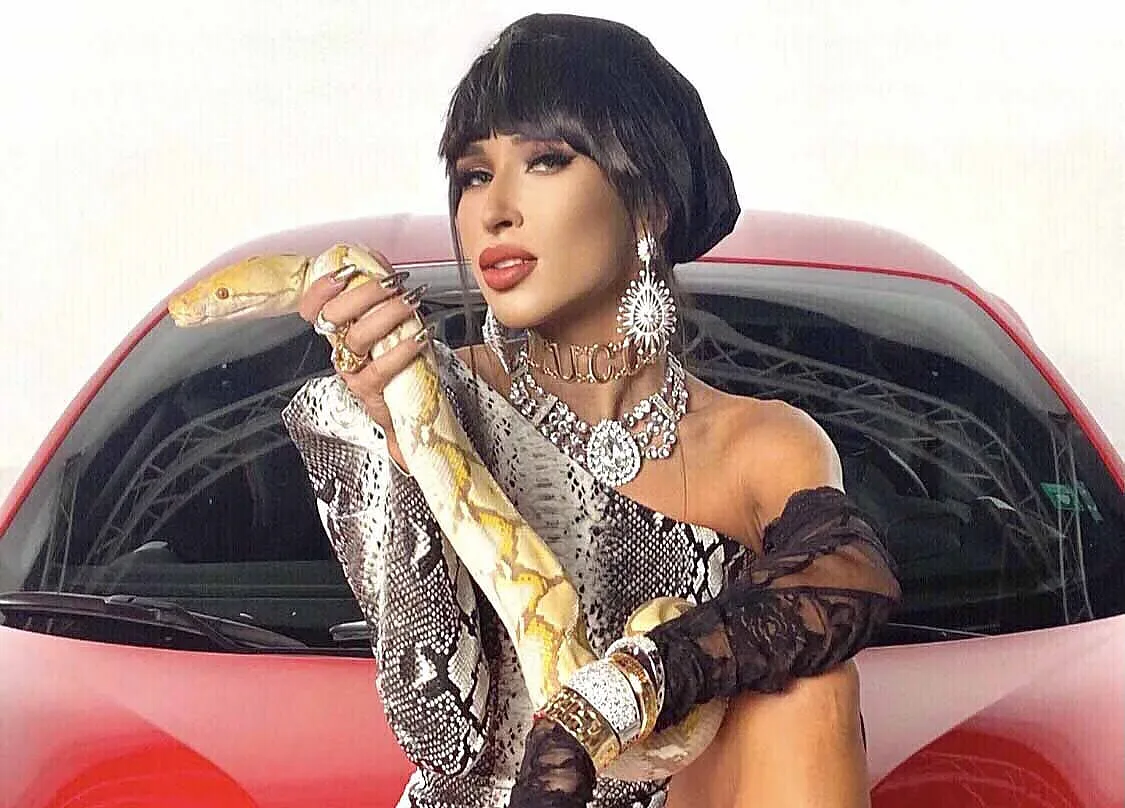 Своенравен питон в новия клип на Цветина