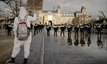 Хиляди протестират срещу мерките в Амстердам