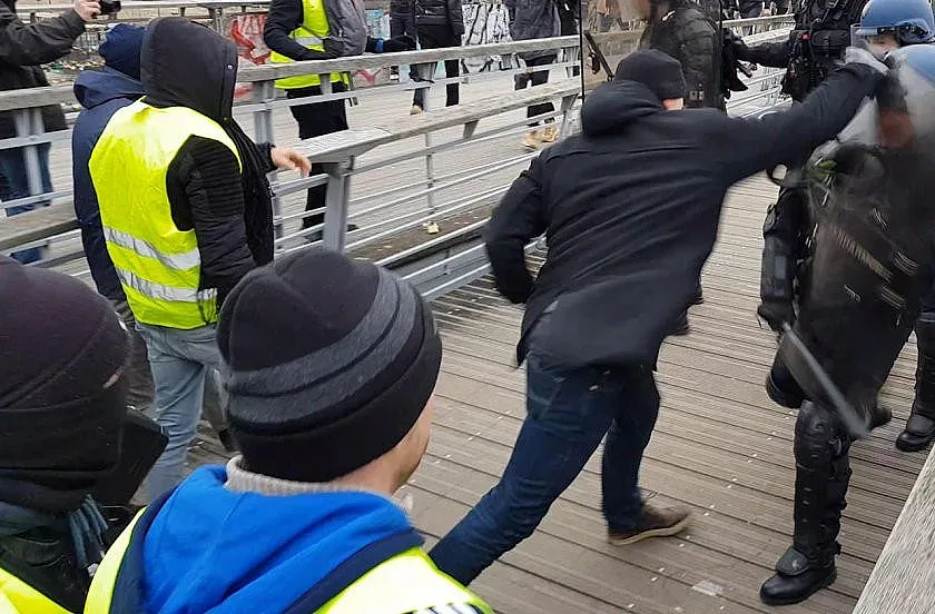 Напрежение във Франция, 12 ранени полицаи