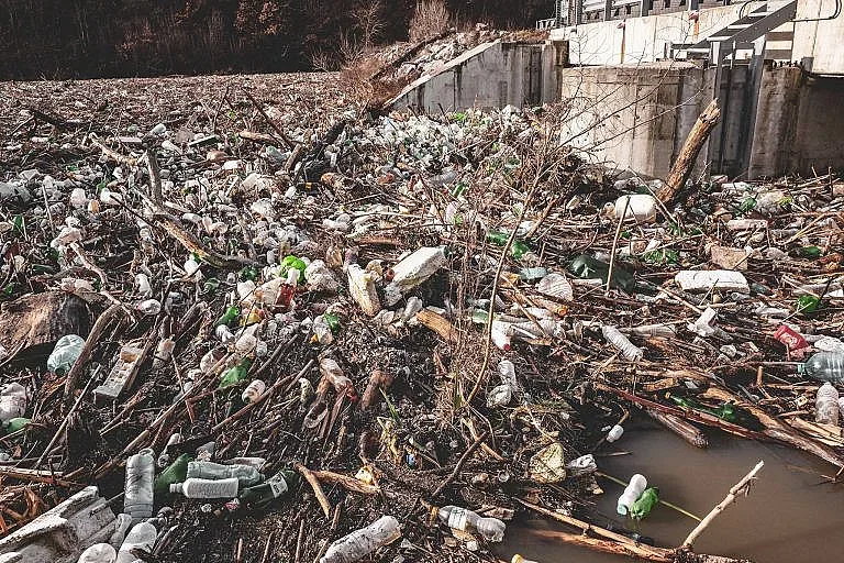 Прокурори поемат морето от боклук по Искър