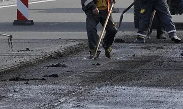 Асфалтираха улица в проливен дъжд