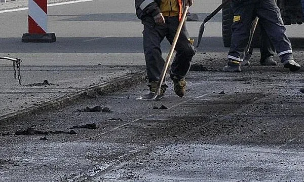 Асфалтираха улица в проливен дъжд