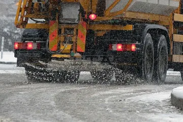 Опесъчават заледените пътища