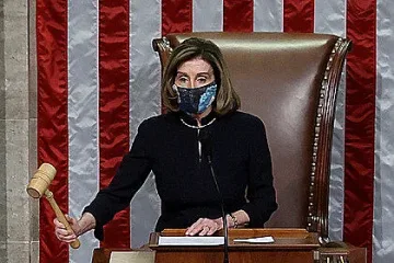 Роклята на Нанси Пелоси хит в мрежата