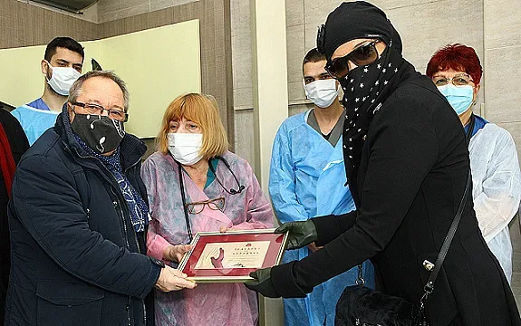 Звезди от Народния благодариха на медици
