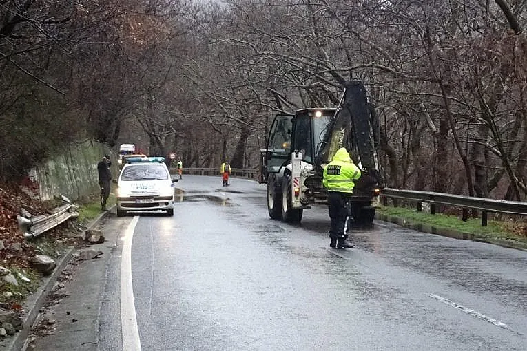 Свлачище в кресненското дефиле, контролират движението