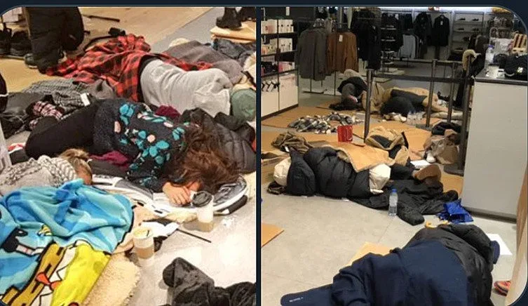 90 стоят трети ден в мол заради снега