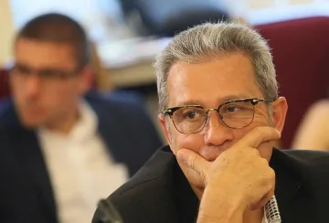 Цонев: Няма партия, която да не ни гони по коридорите