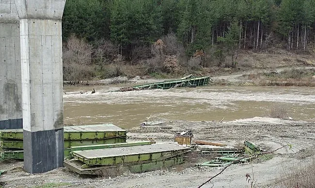 Водите на Струма отнесоха понтонен мост