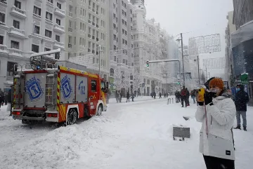 Снежен ад в Испания, кучета заместиха колите
