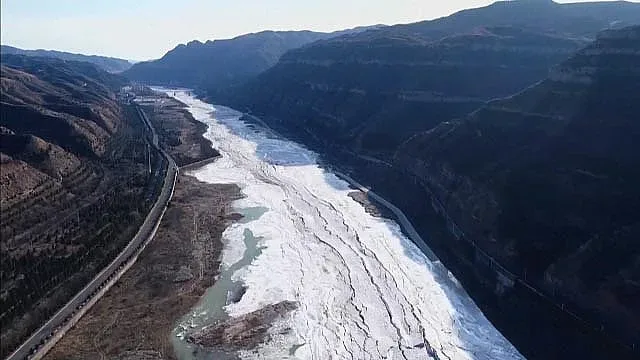 Водопад в Китай замръзна. Ледена буря в Испания
