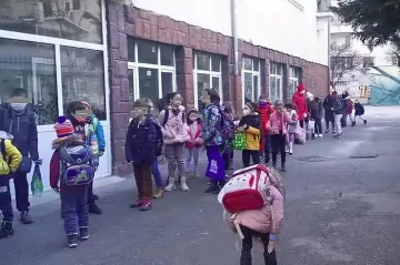 Първолаци на опашка да им мерят температурата