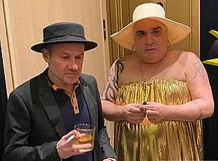 Фънки се накипри в жълта рокля