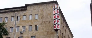 Протестъри атакуват ВМРО. Поливат ги с вода