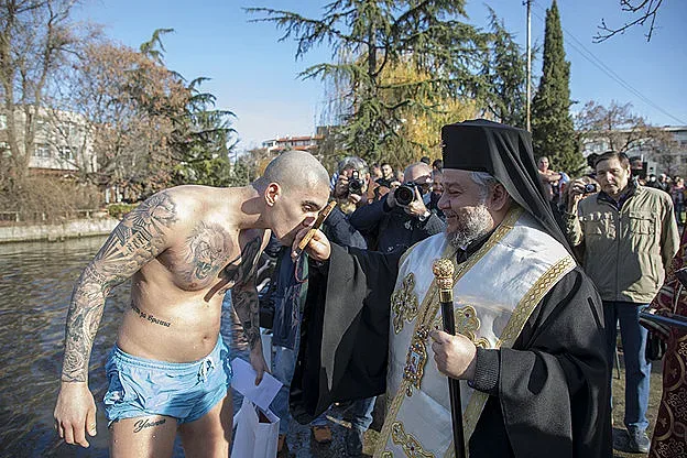 21-годишният студент Валентин Тачев извади Богоявленския кръст