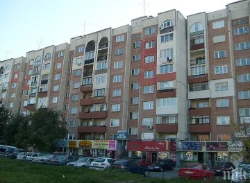 Близо половината българи живеят на тясно