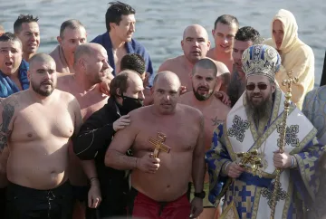 Юнаци спасиха кръста и тази година